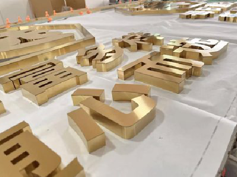 布拖拉丝不锈钢字的特点。